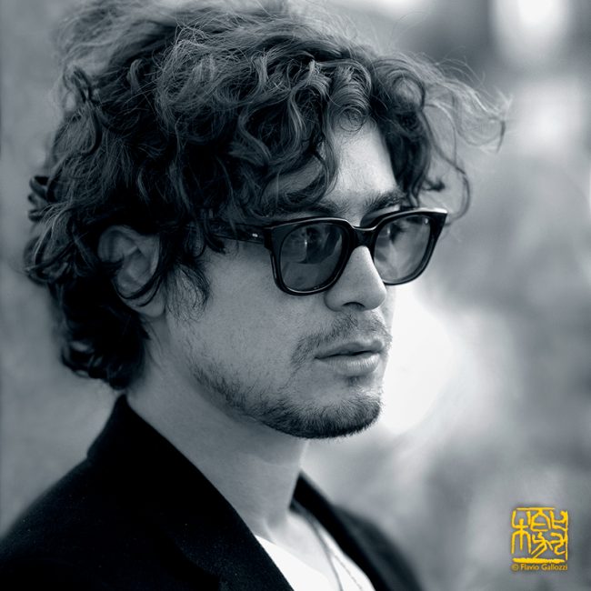 Ritratto di Riccardo Scamarcio attore.