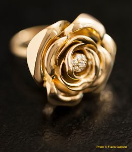 Toshimi 113 FlavioGallozzi 261x300 Toshimi gold rose necklace 